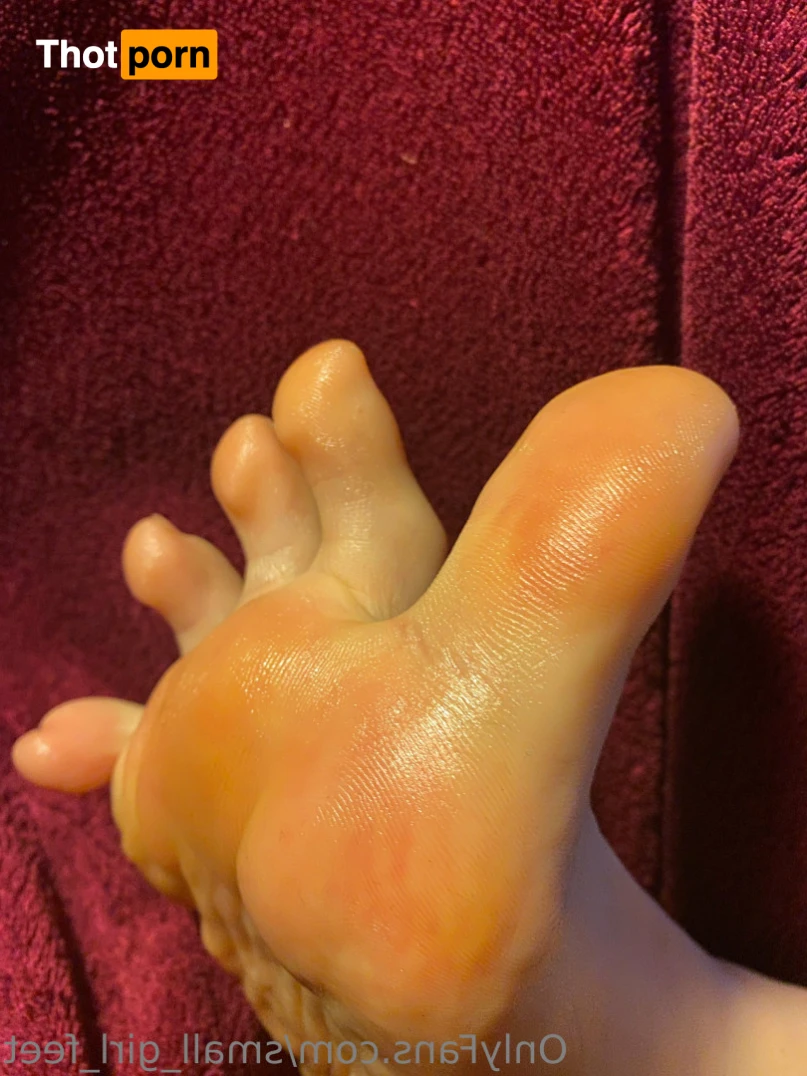 small_girl_feet 13298425