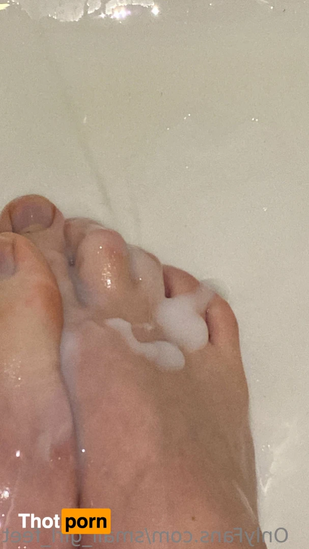 small_girl_feet 13298650