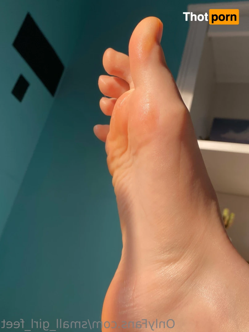 small_girl_feet 13298701
