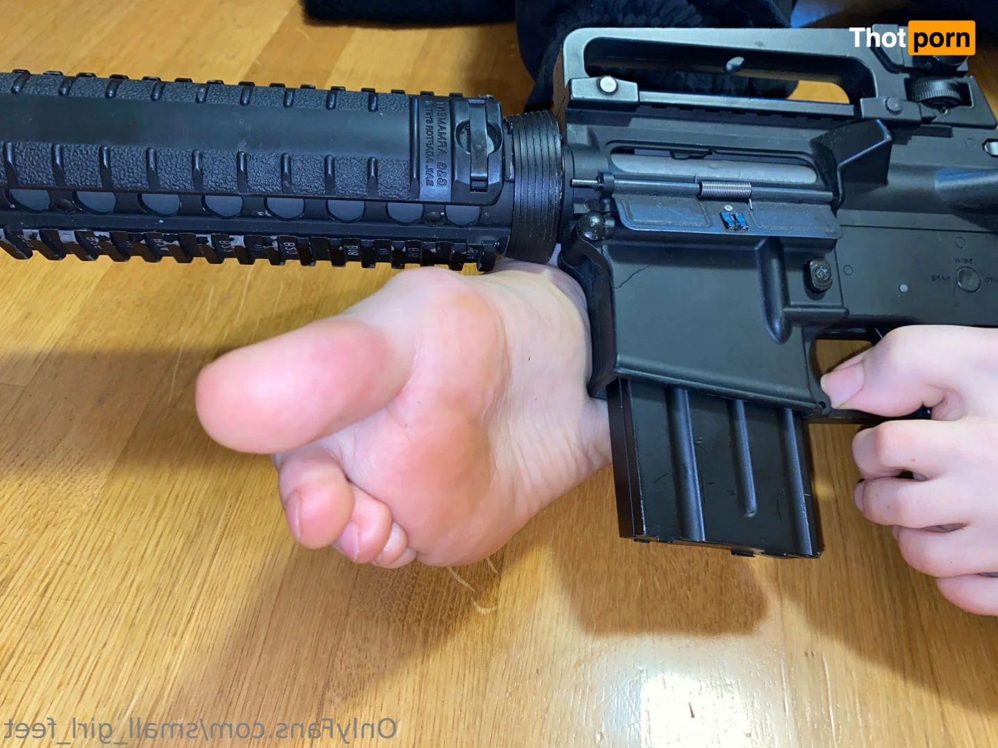 small_girl_feet 13298765