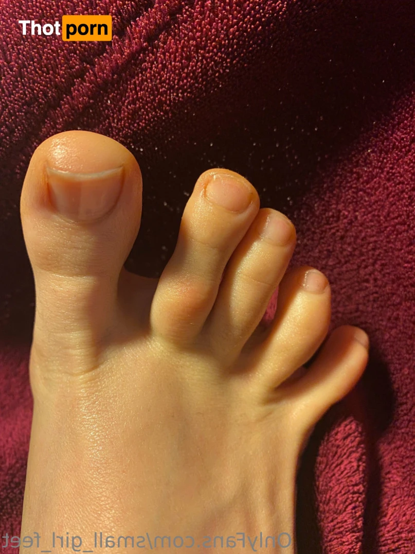 small_girl_feet 13298877