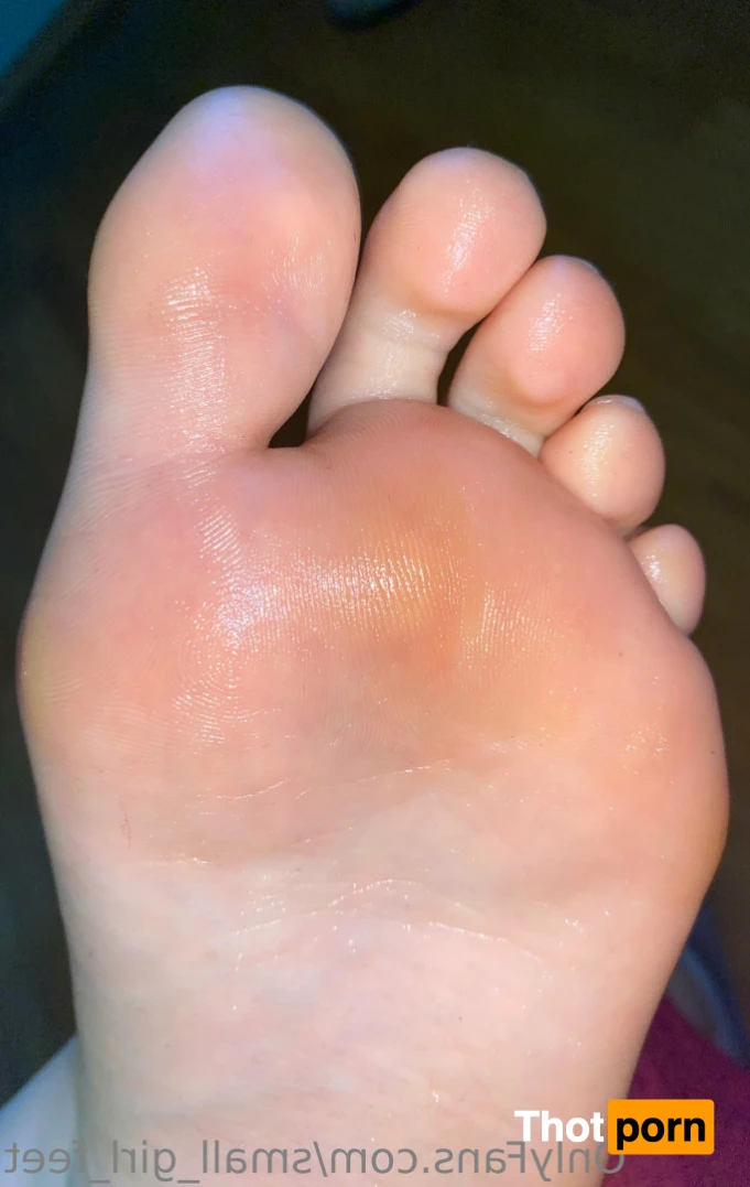 small_girl_feet 13298963