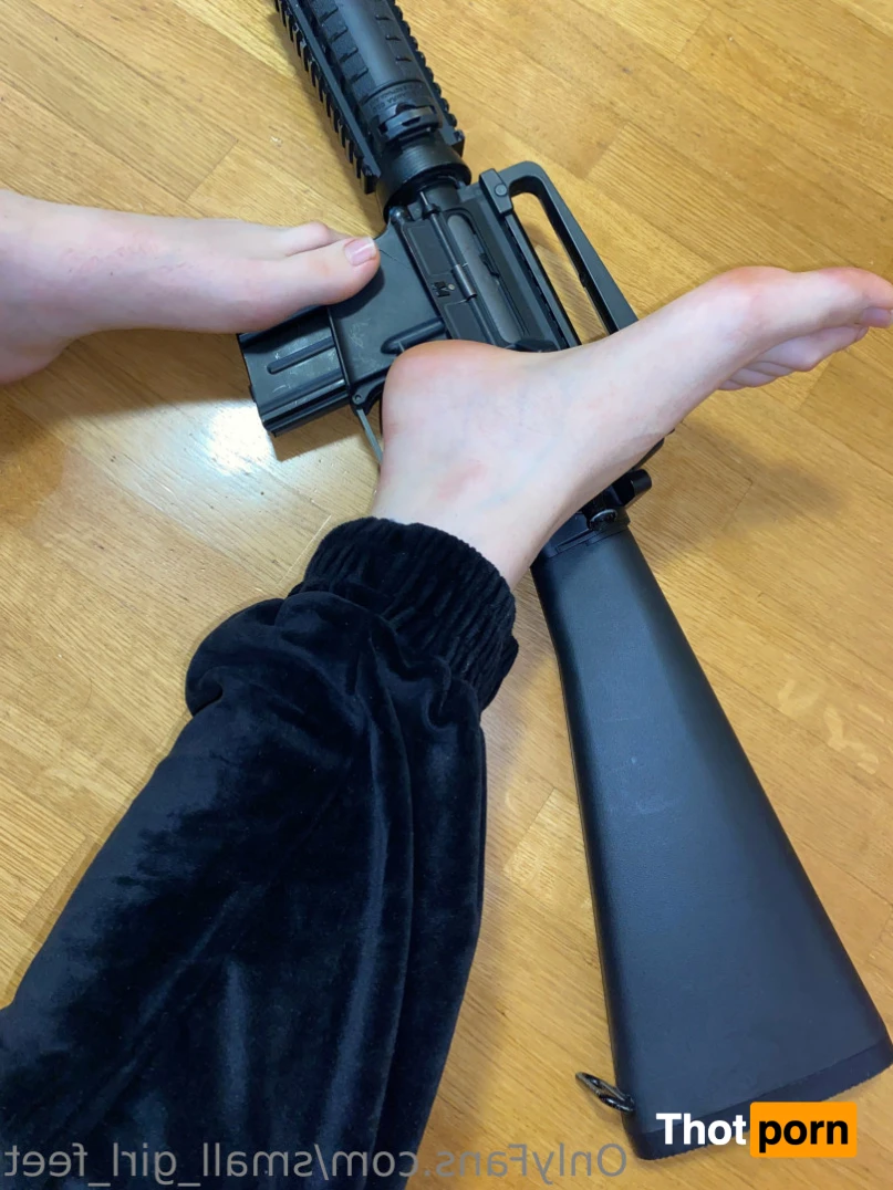 small_girl_feet 13298981