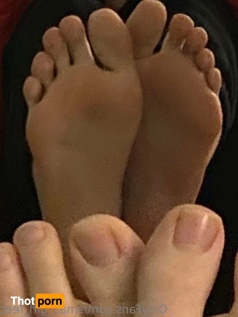 small_girl_feet 13299300