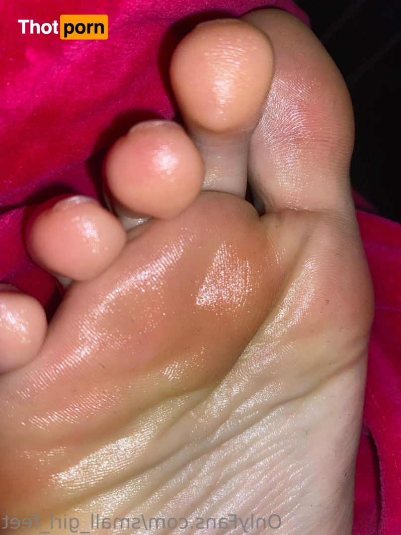 small_girl_feet 13299469