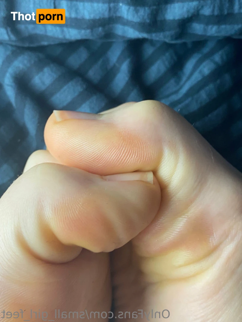 small_girl_feet 13299494