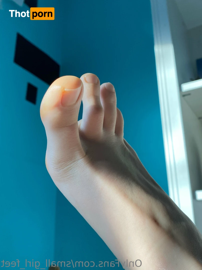 small_girl_feet 13299543