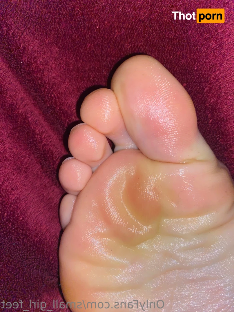 small_girl_feet 13299565