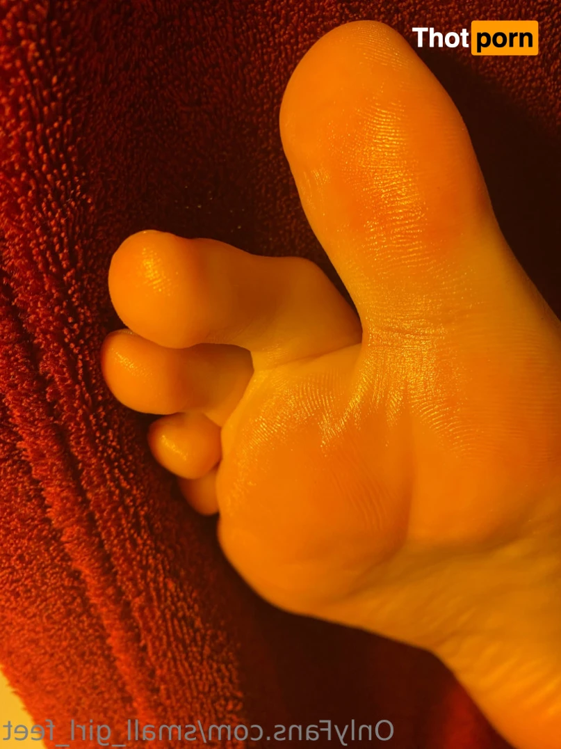 small_girl_feet 13299763