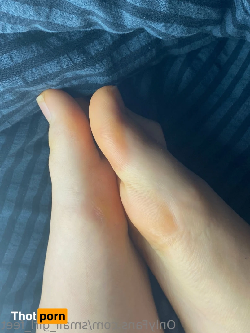 small_girl_feet 13299908