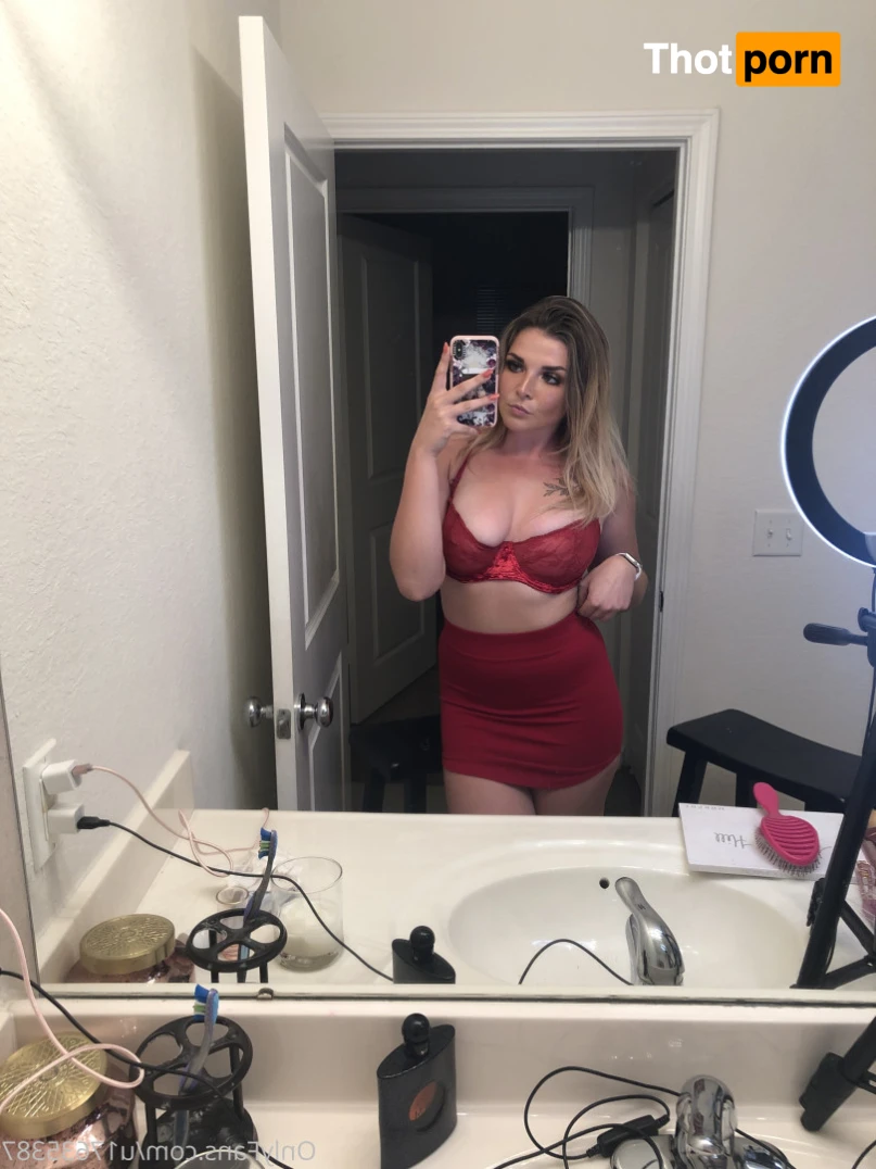 April Makenna 16480295