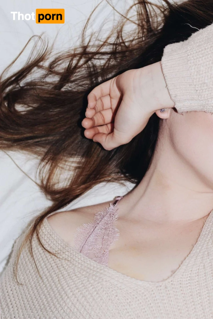 April Makenna 16480376