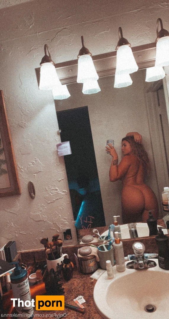 April Makenna 16480576