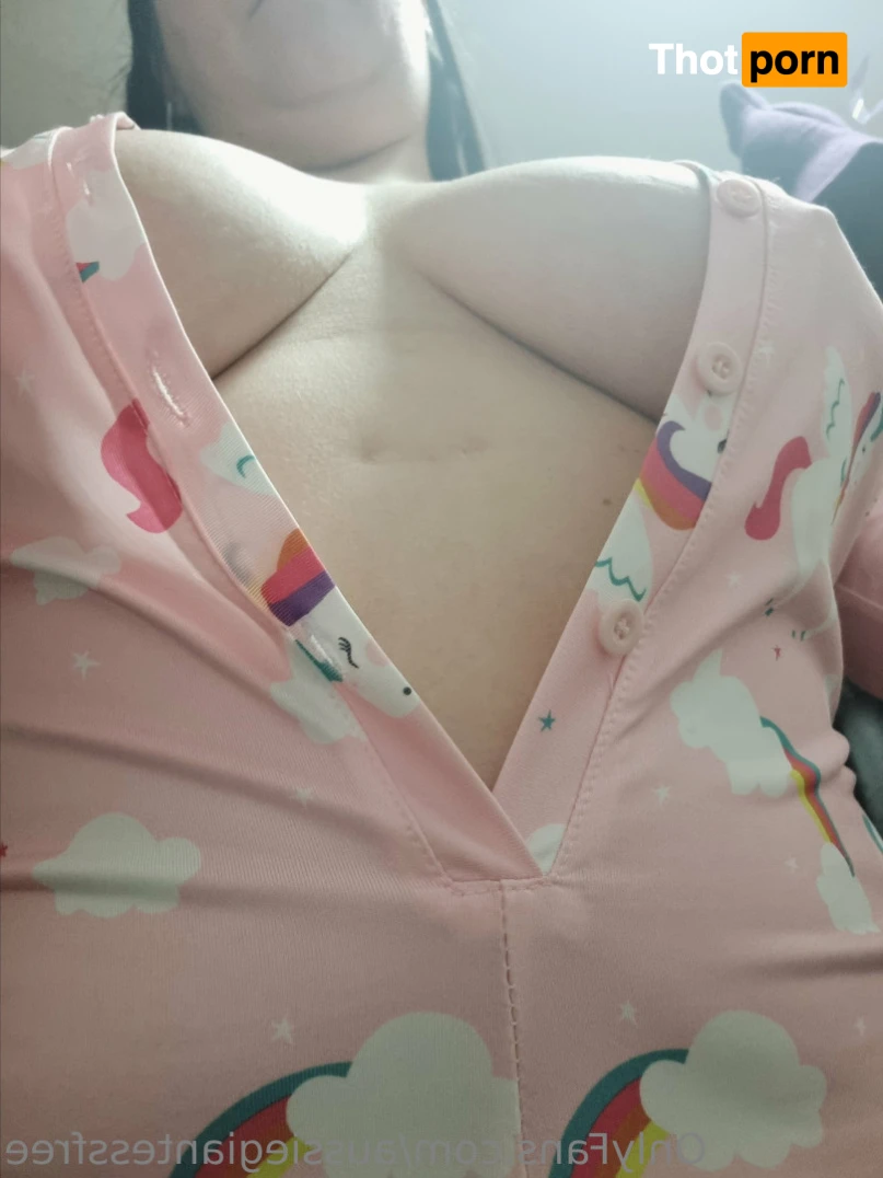 Aussie Giantess Free 16366088