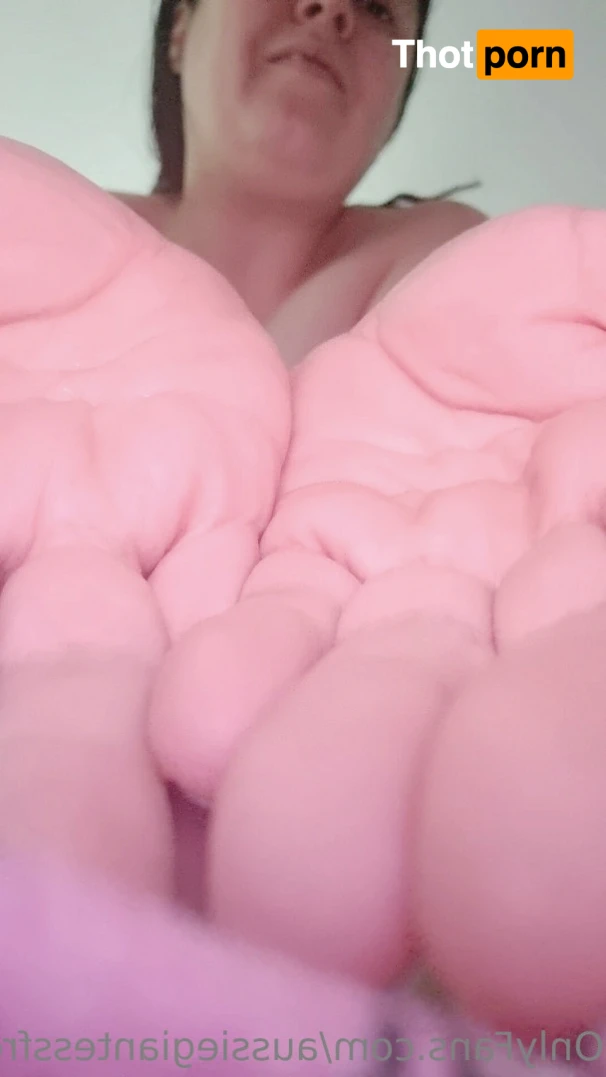 Aussie Giantess Free 16366114