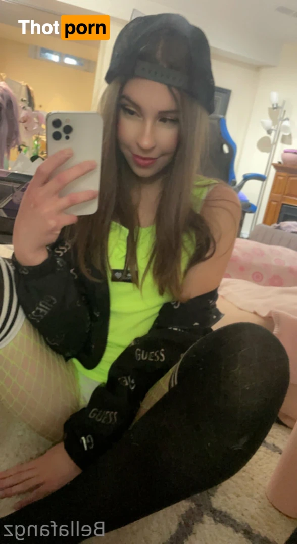 BellaFangz 15831745