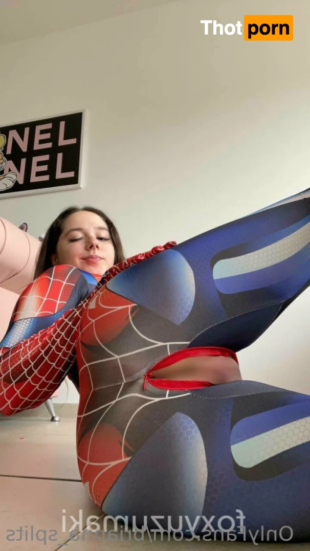 Brianna Splits 15415566