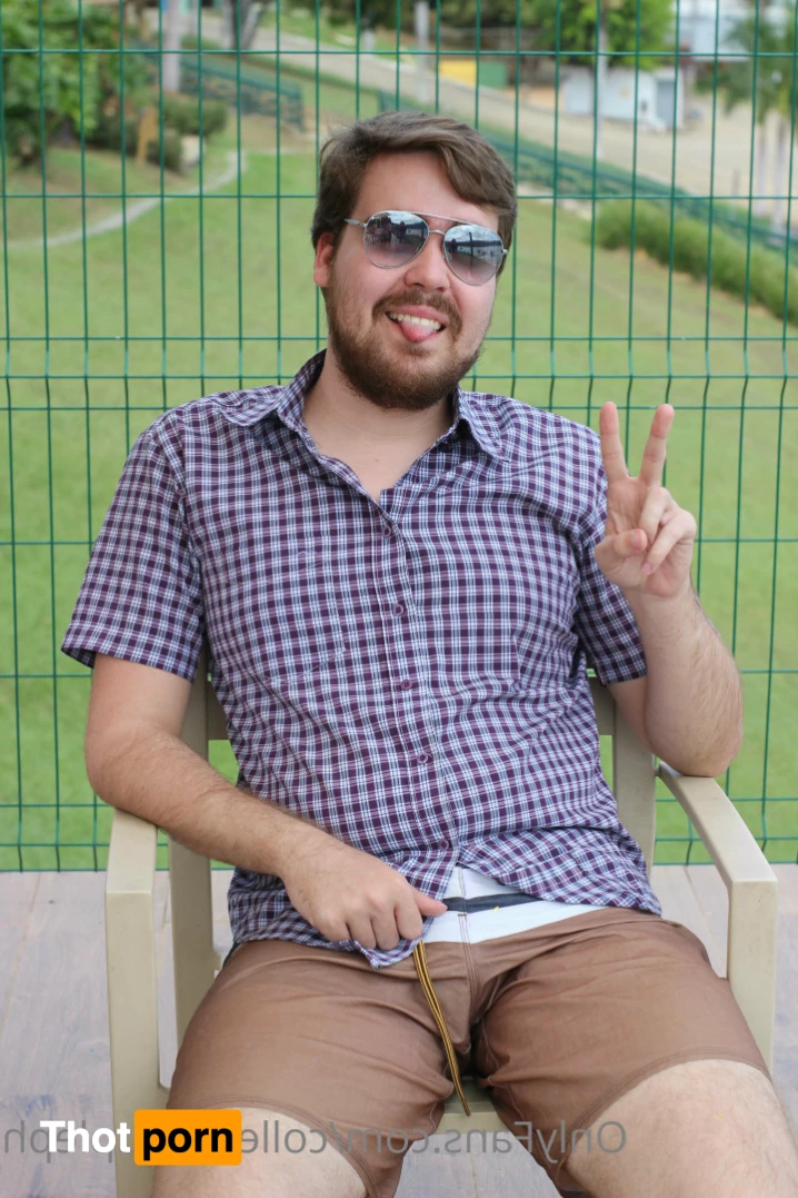 College-couple 14082337