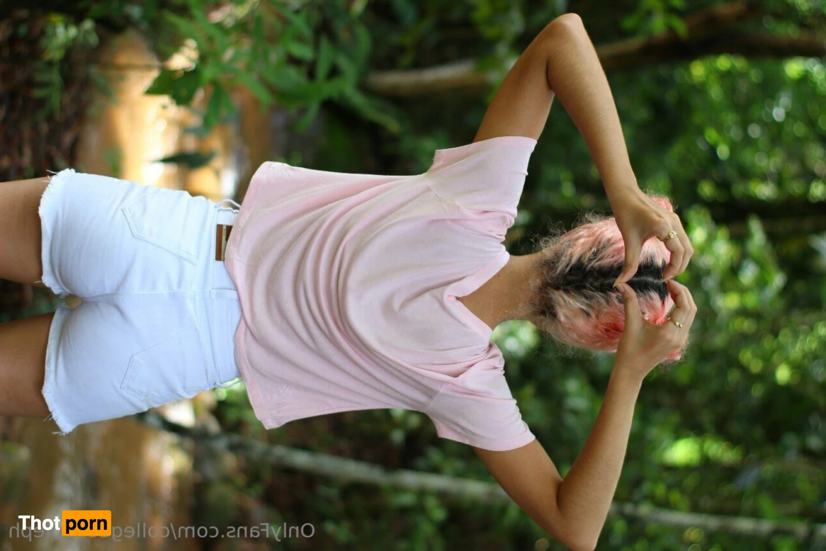 College-couple 14082679