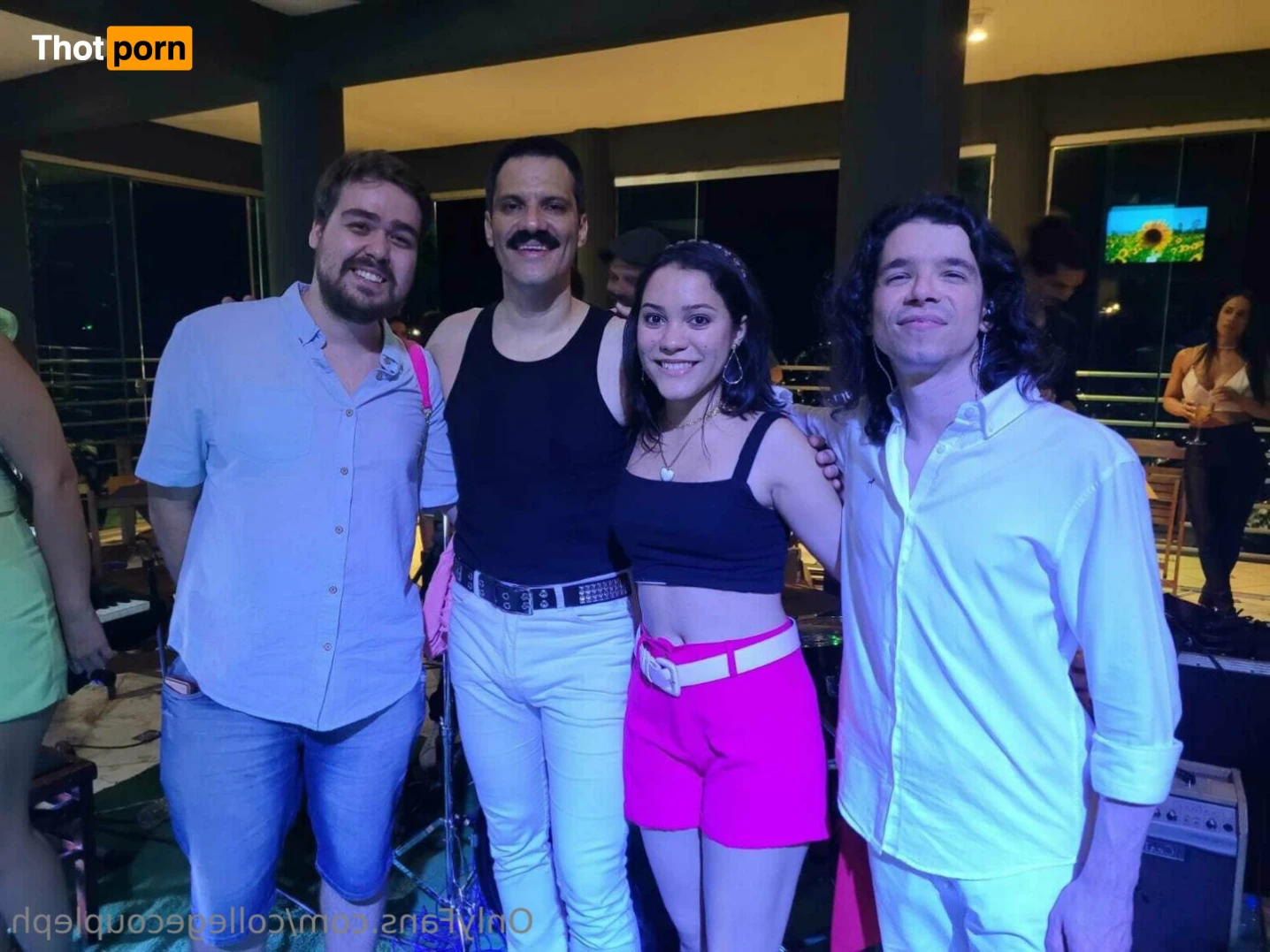 College-couple 14083042