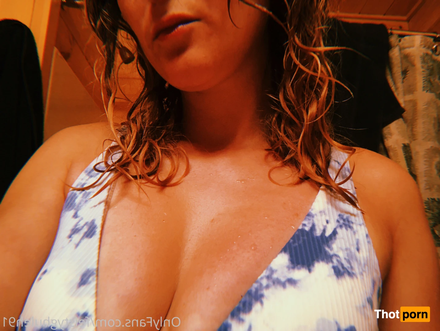 Jeune Fille Vulgaire 16439251