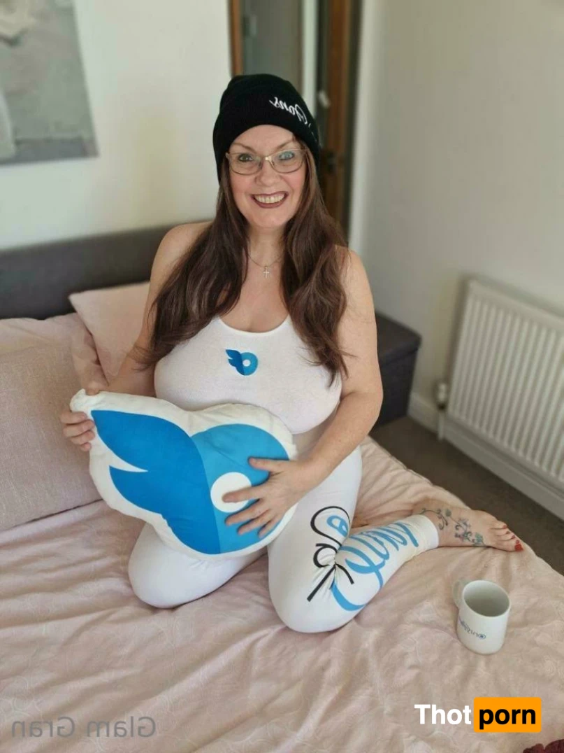 👩🏻‍❤️‍💋‍👨🏼Glam Gran 15969949