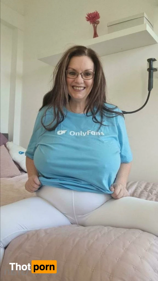 👩🏻‍❤️‍💋‍👨🏼Glam Gran 15969983