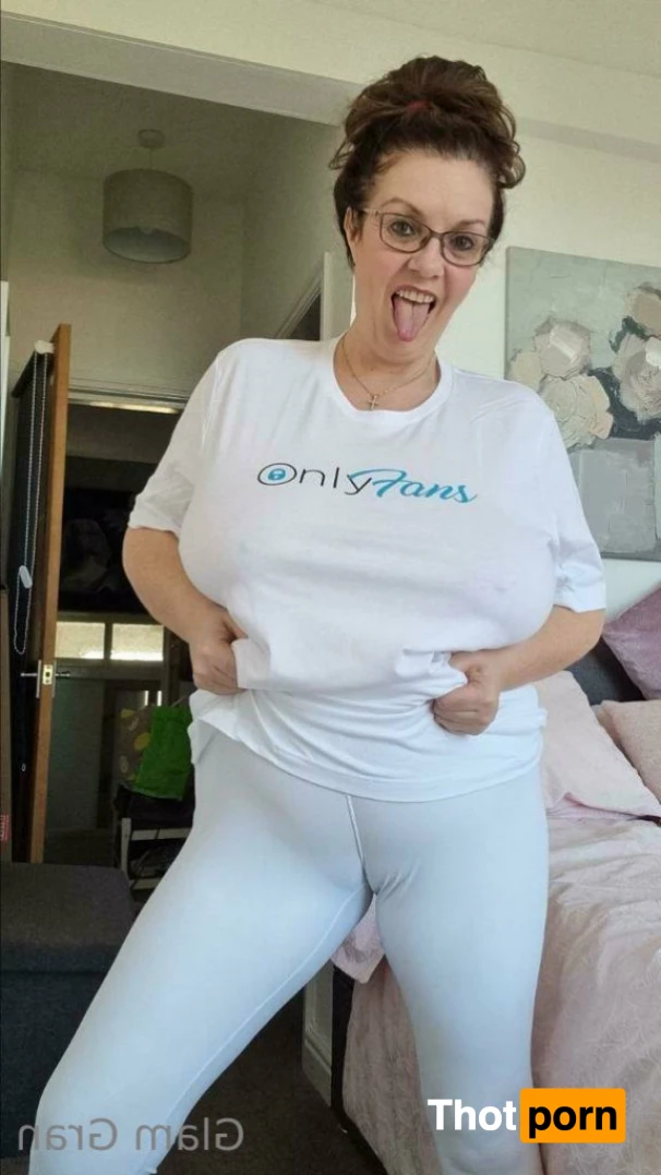 👩🏻‍❤️‍💋‍👨🏼Glam Gran 15970046