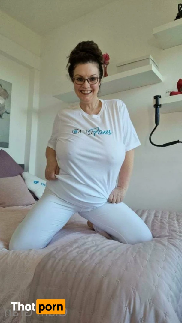 👩🏻‍❤️‍💋‍👨🏼Glam Gran 15970429