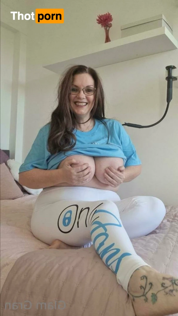 👩🏻‍❤️‍💋‍👨🏼Glam Gran 15970465