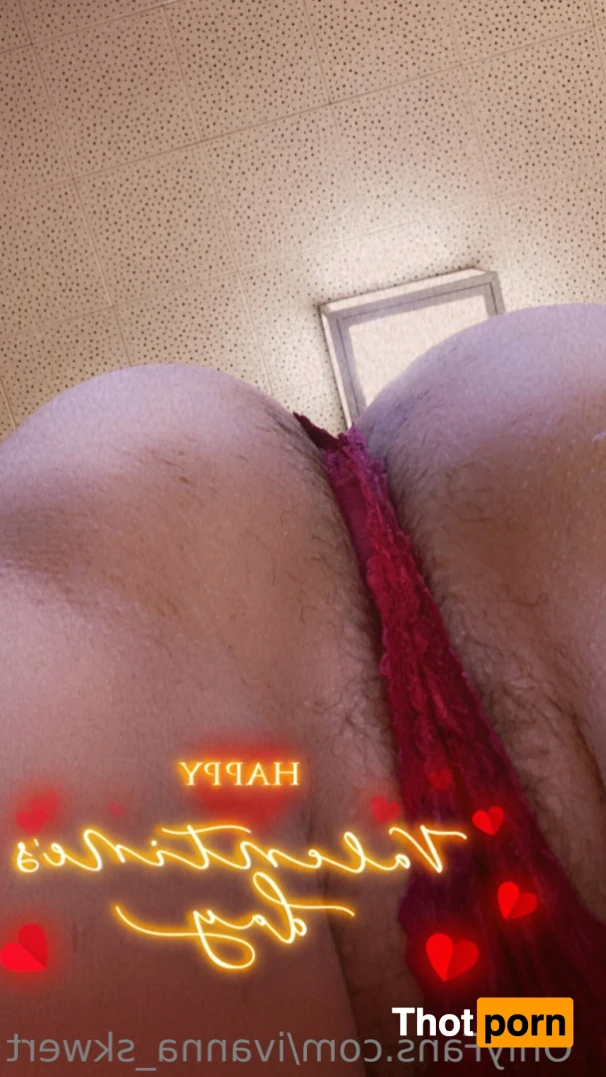 Naughty office lady 🤫 14171687