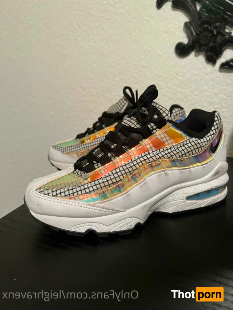 Leigh Raven 16074306