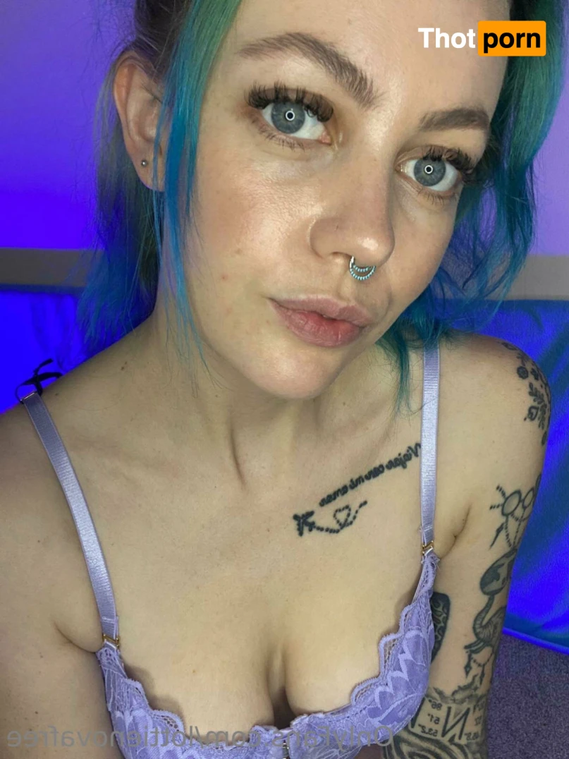 Lottie Nova 💙 15067054