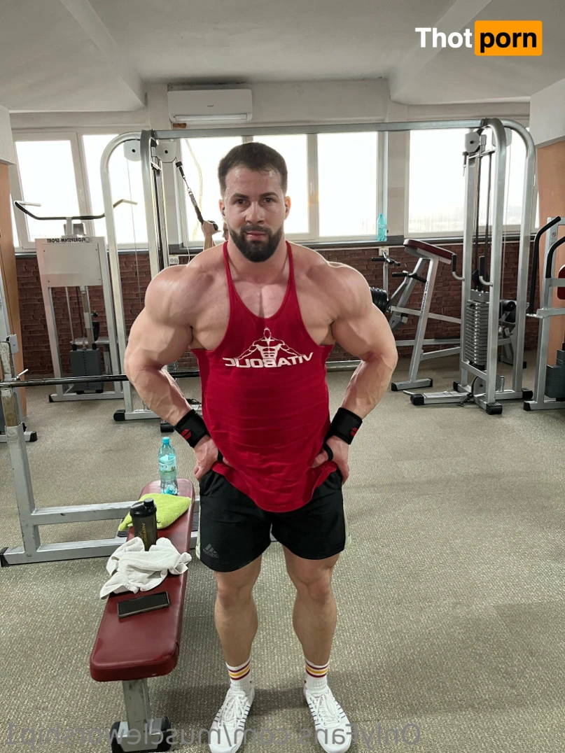 Muscle worship 16346304