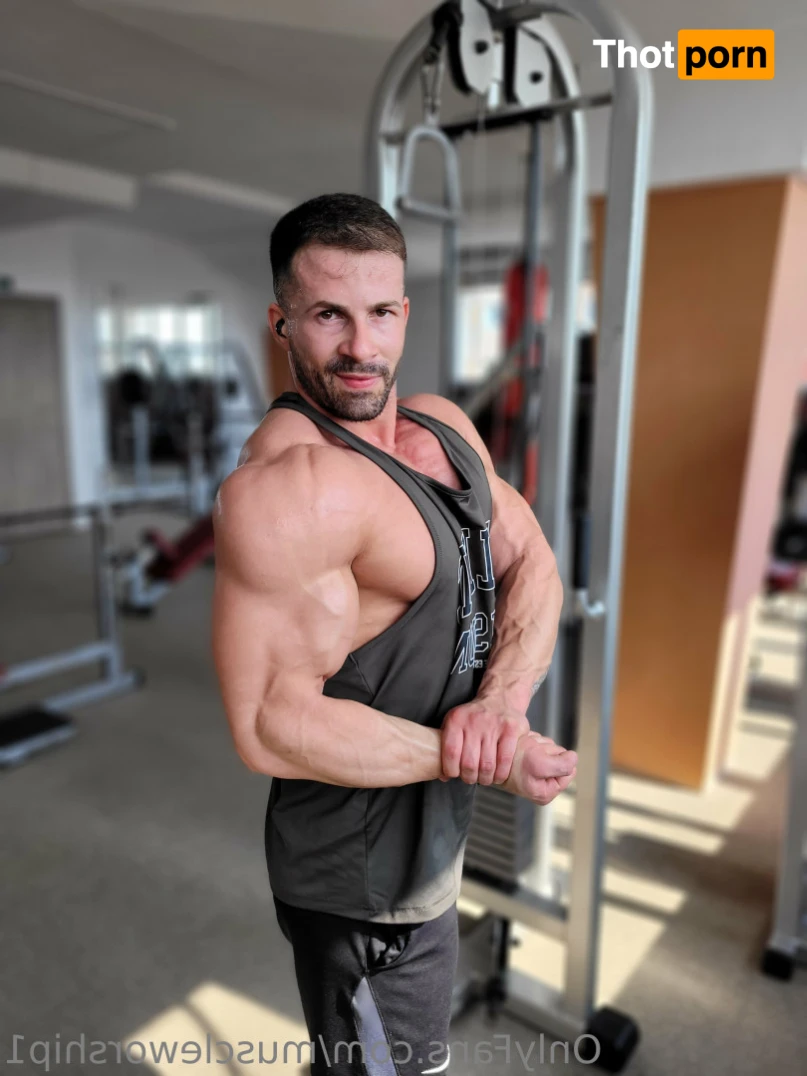 Muscle worship 16346614