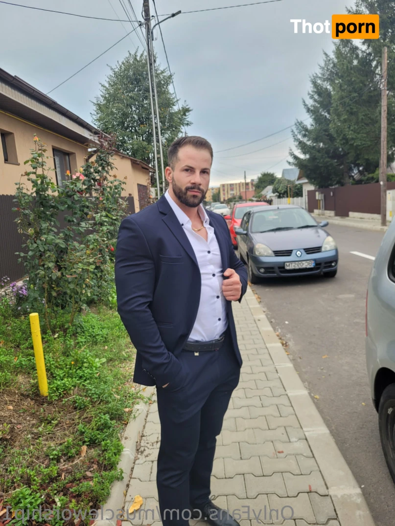 Muscle worship 16346703