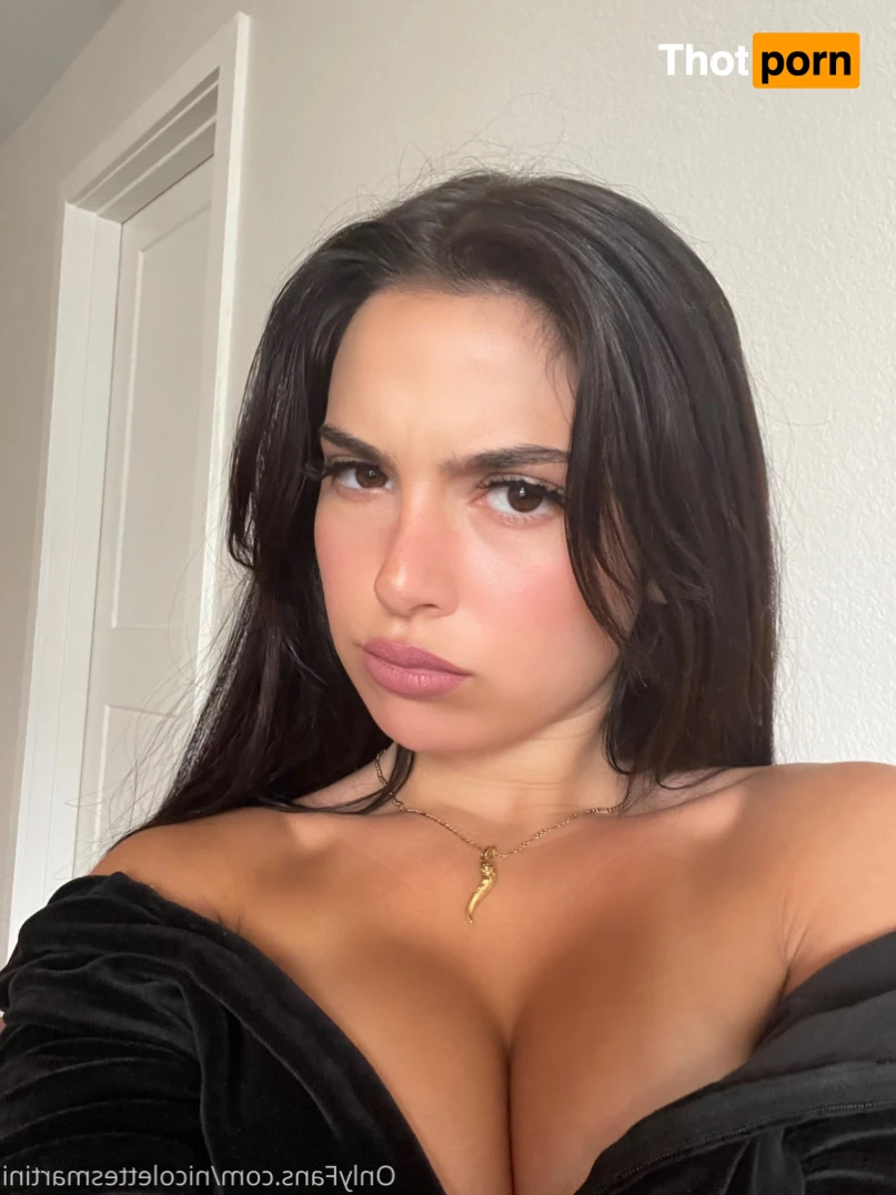 Nicolette 🍸 15878602