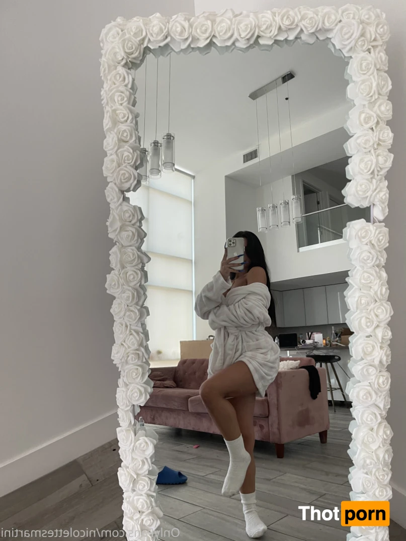 Nicolette 🍸 15878880