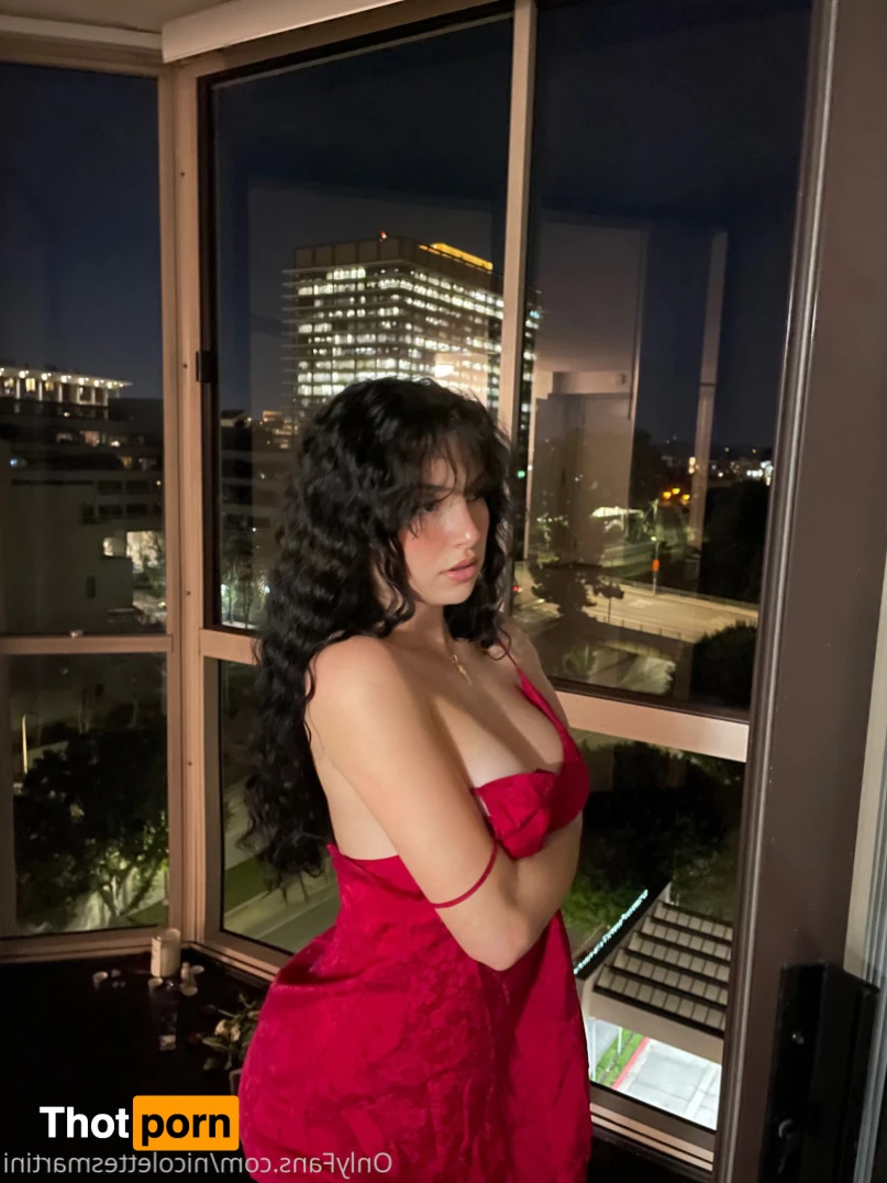 Nicolette 🍸 15879270