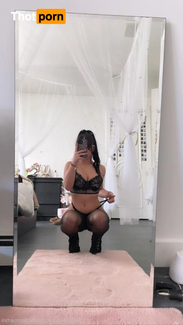 Nicolette 🍸 15879292