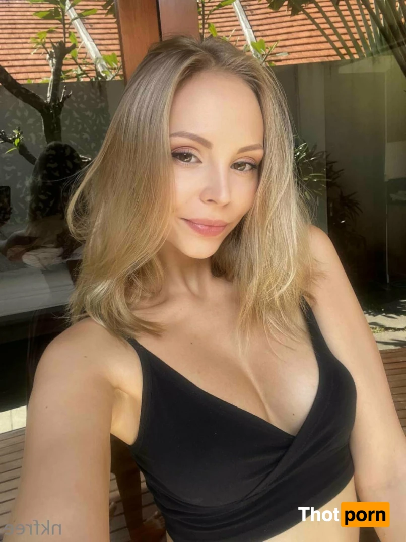 Nikki Mills 15763454