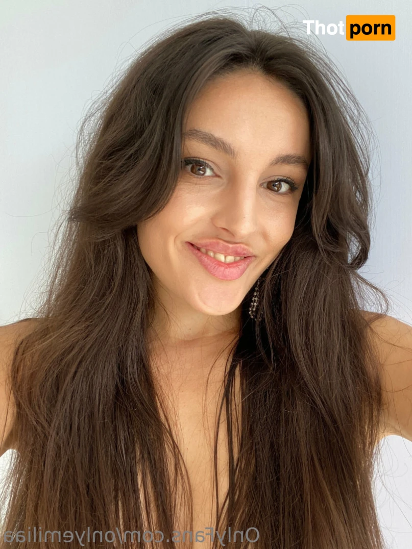 ⭐️ Emilia ⭐️ 15402463