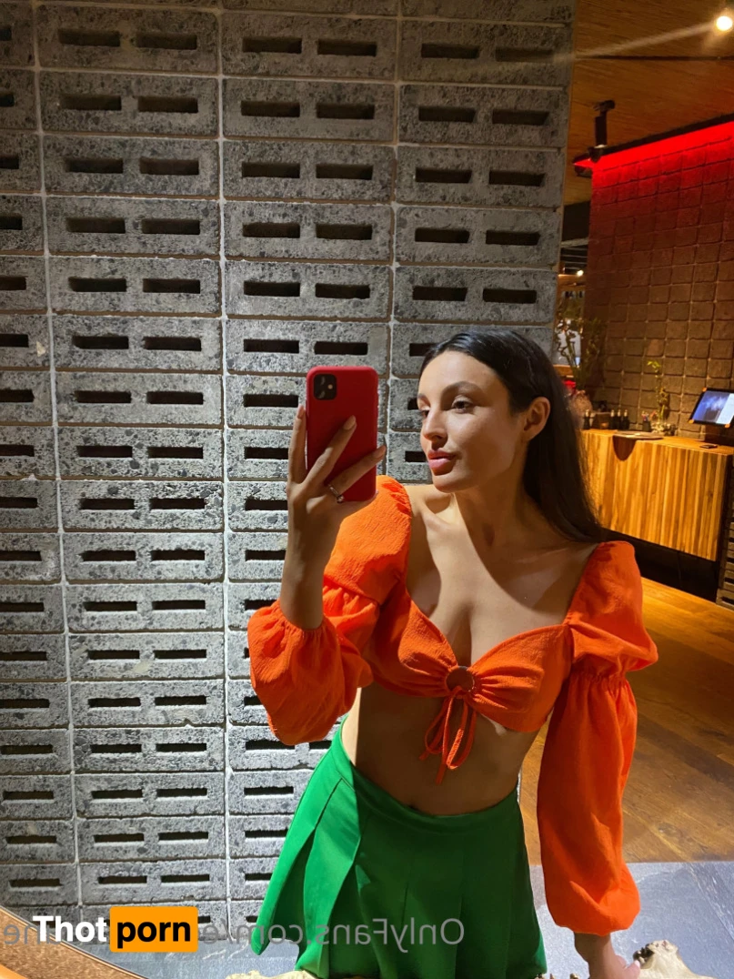 ⭐️ Emilia ⭐️ 15402619