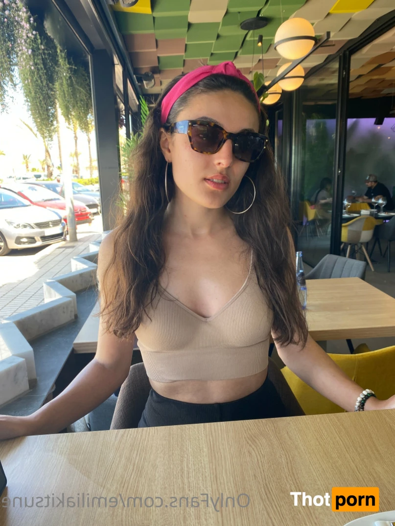 ⭐️ Emilia ⭐️ 15402763