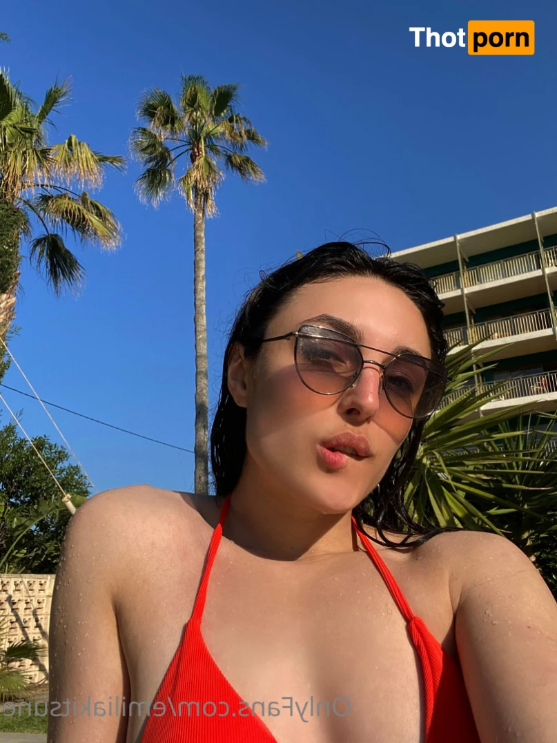 ⭐️ Emilia ⭐️ 15402813