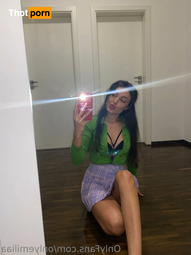 ⭐️ Emilia ⭐️ 15402899