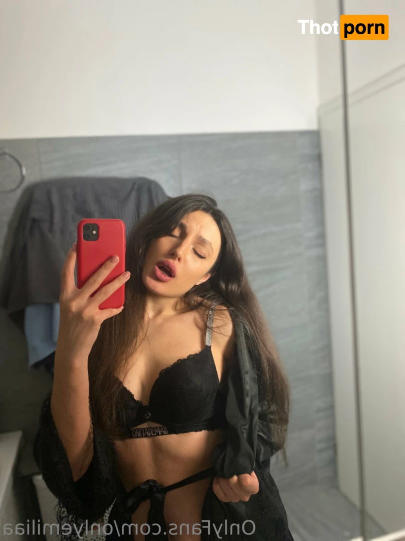 ⭐️ Emilia ⭐️ 15402950