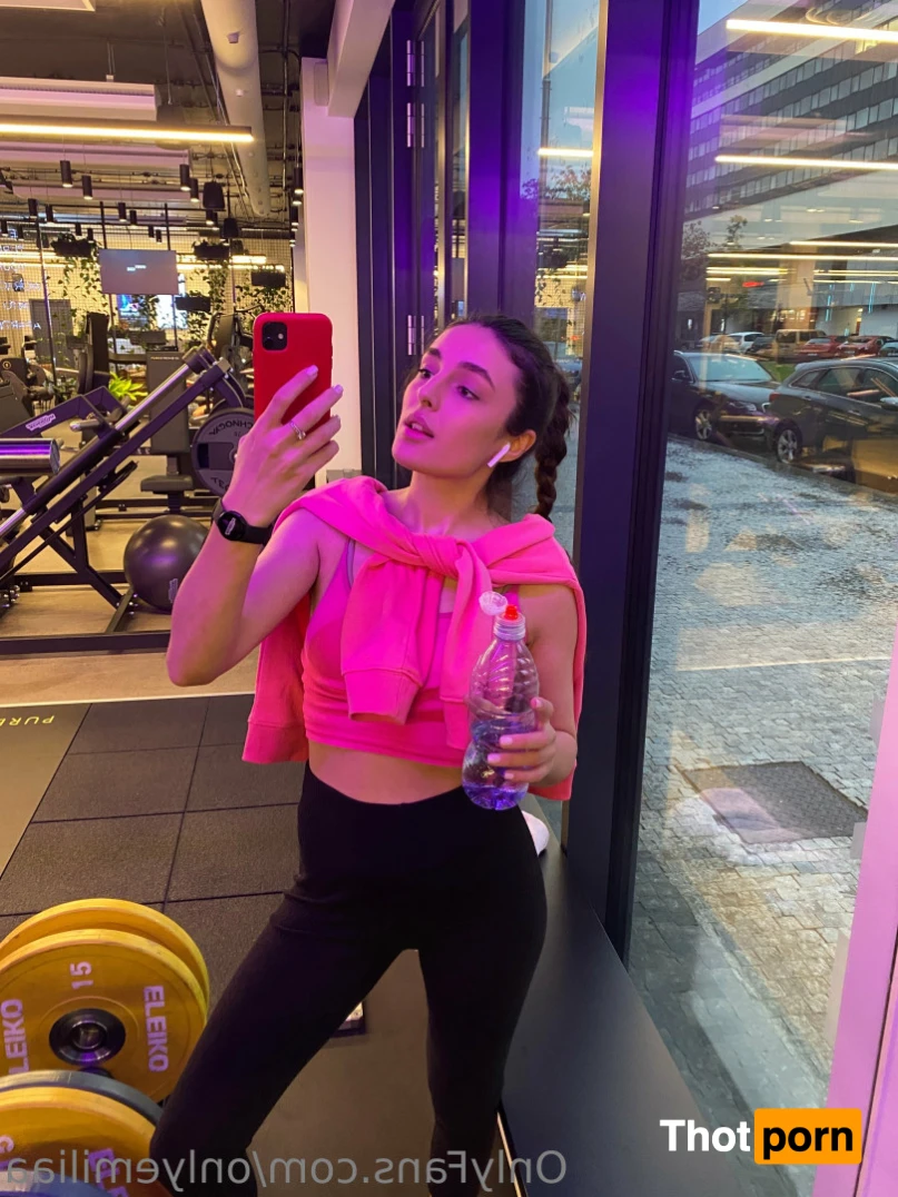 ⭐️ Emilia ⭐️ 15403108