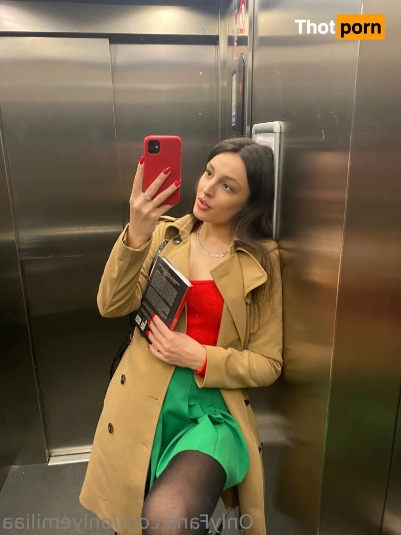 ⭐️ Emilia ⭐️ 15403164