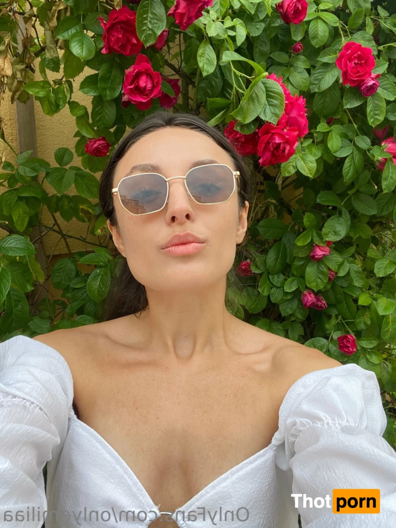 ⭐️ Emilia ⭐️ 15403340